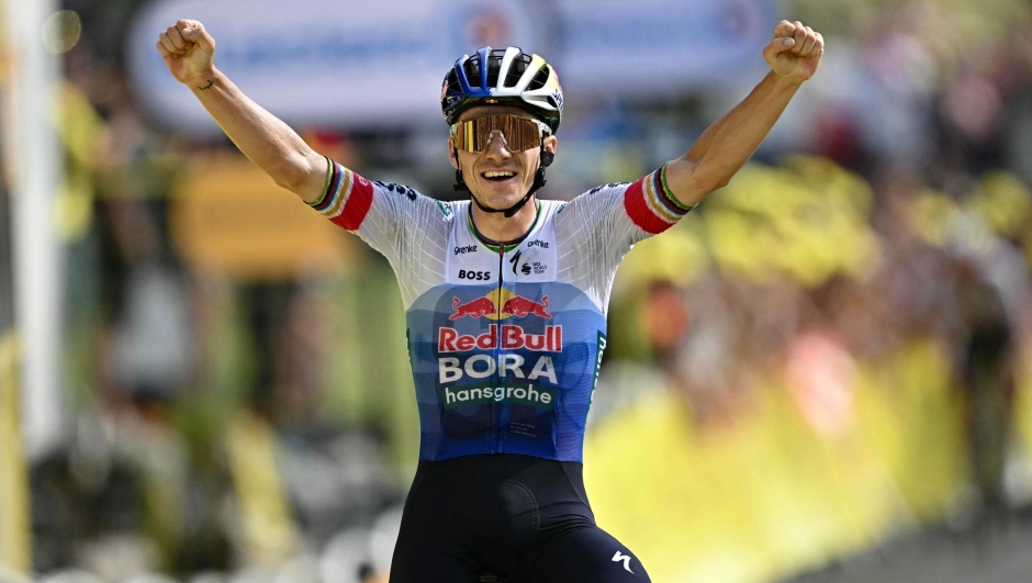 TOPSHOT - Red Bull - BORA - hansgrohe team's Belgian rider Remco Evenepoel cycles to the finish line to win the 15th stage of the 113th edition of the Tour de France cycling race, 183,9 km between Champagnole and Plateau de Solaison in the Jura mountains, on July 19, 2026. (Photo by Loic VENANCE / AFP)