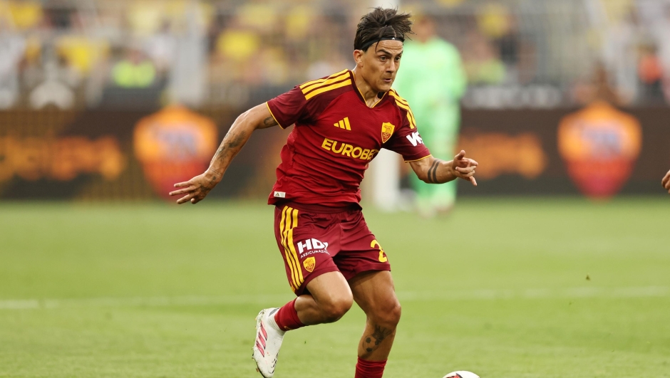  Paulo Dybala of AS runs with the ball during the pre-season friendly match between Borussia Dortmund and AS Roma at Signal Iduna Park on August 15, 2026 in Dortmund, Germany. (Photo by Christof Koepsel/Getty Images)