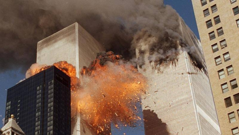 Oggi si celebra il ventesimo anniversario degli attacchi terroristici contro gli Usa dell'11 settembre 2001 che provocarono la morte di 2.977 persone. "L'unità è la nostra forza", ha detto ieri sera Biden ricordando le vittime degli attentati. Il presidente sarà oggi alle commemorazioni a Ground zero, insieme a Obama; Bush sarà in Pennsylvania. Segui la diretta
