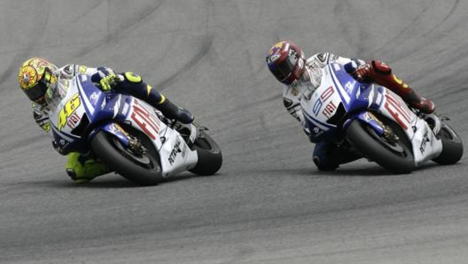 La grande lotta fra Rossi e Lorenzo nel GP di Catalunya 2009. Ap