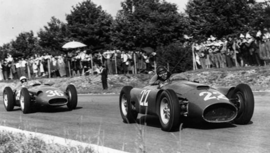 Fangio davanti a Moss nel 1956 a Monza. Getty