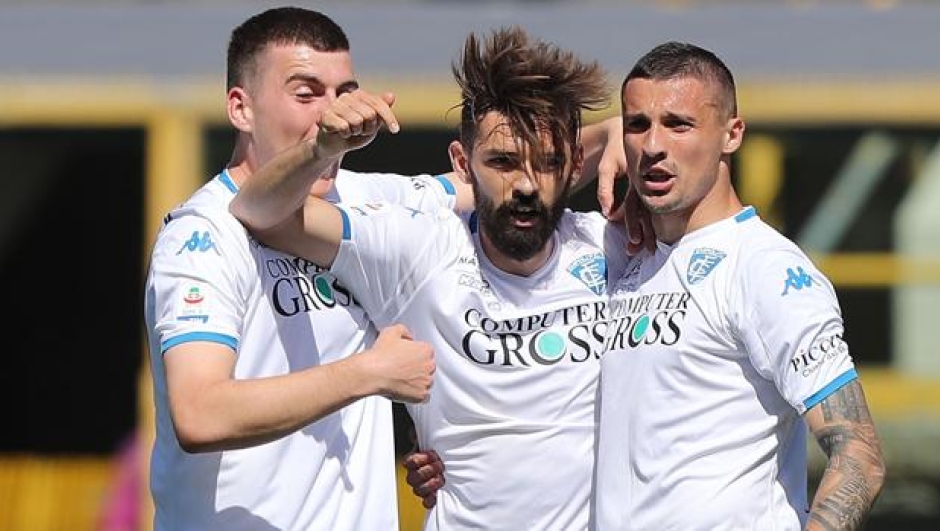 Marko Pajac  festeggiato dai compagni dell'Empoli dopo il gol di Bologna. Getty