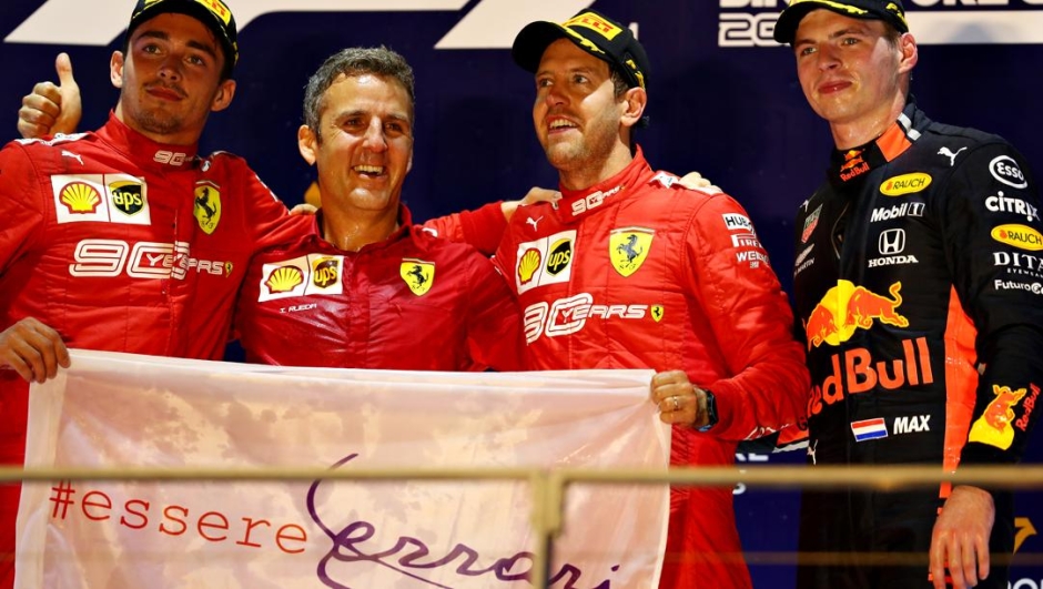 La gioia dei ferraristi sul podio di Singapore: doppietta Vettel-Leclerc. A destra Max Verstappen. Getty