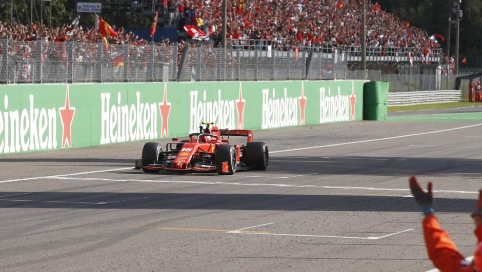 L’arrivo trionfale di Charles Leclerc a Monza. Ap