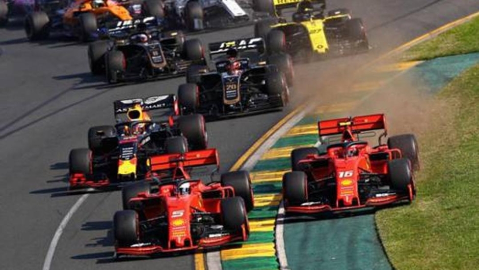 Le Ferrari di Vettel e Leclerc seguite dalle altre monoposto al via del GP d'Australia 2019. Getty