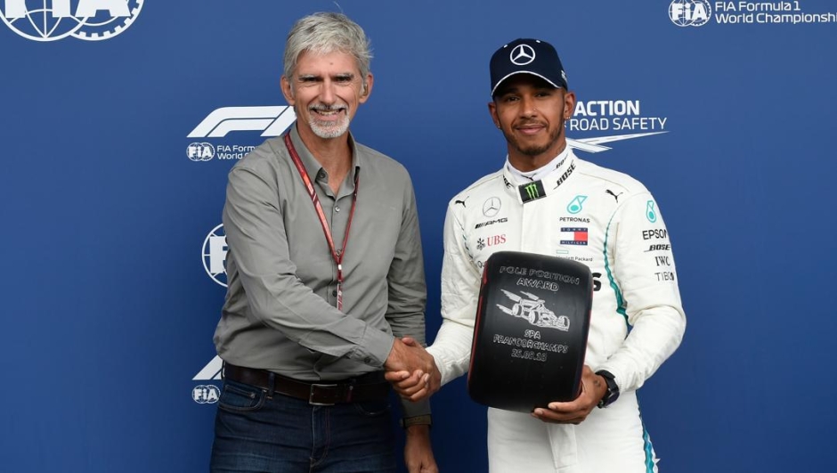Lewis Hamilton (a destra) riceve il Pirelli Pole Position Award da Damon Hill (a sinistra) dopo la pole conquistata a Spa (Belgio) nel 2018. Afp