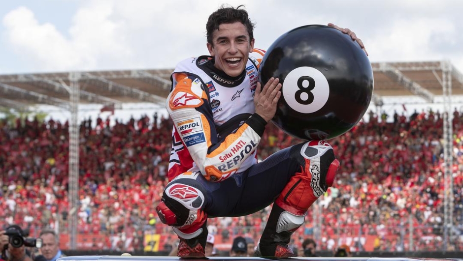 Marc Marquez, 26 anni, celebra l’ottavo mondiale, sesto in MotoGP. MILAGRO
