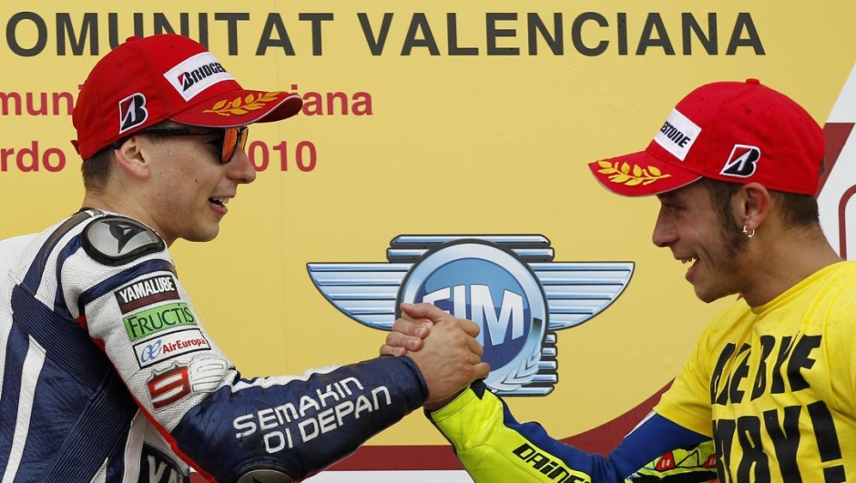 Jorge Lorenzo, 32 anni, con Valentino Rossi, 40, ai tempi della Yamaha. Ap