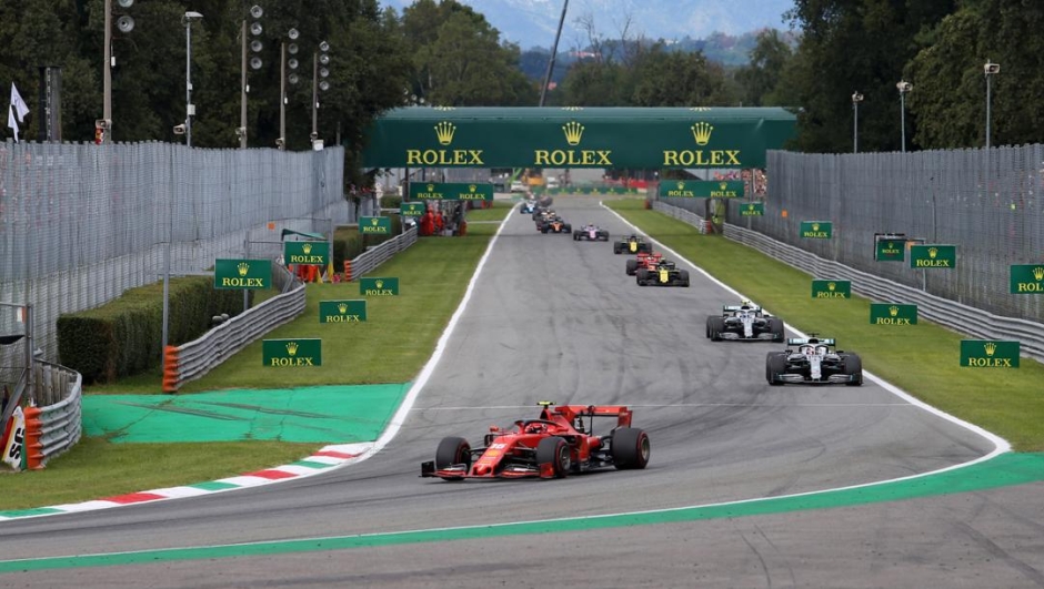 Charles Leclerc davanti a Lewis Hamilton durante lo scorso GP d’Italia a Monza, poi vinto davanti all’inglese.