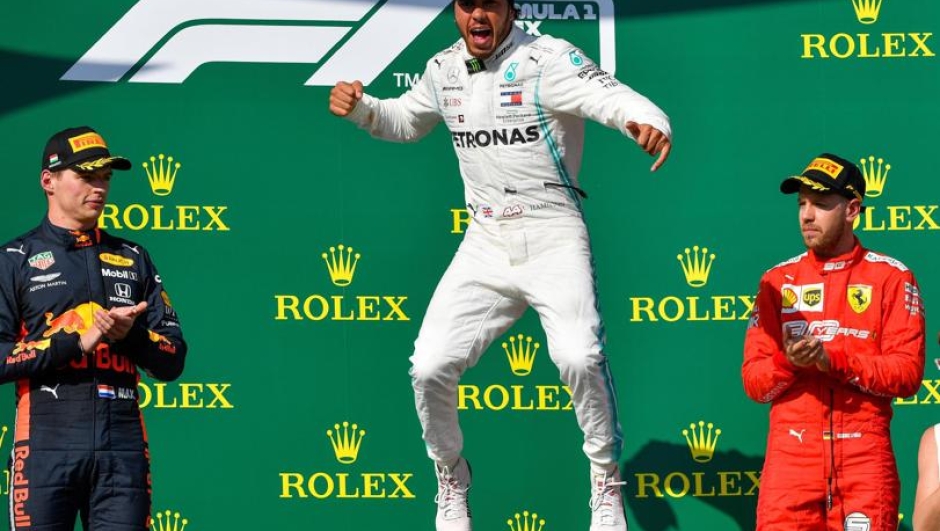 Lewis Hamilton, 35 anni, in trionfo