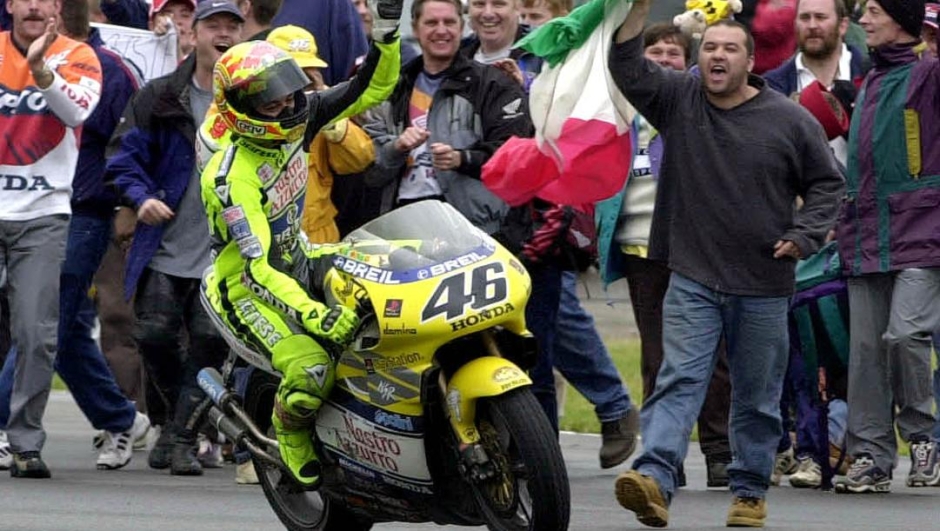 9 Luglio 2000: Valentino Rossi vince il GP di Gran Bretagna, primo trionfo in 500/MotoGP. Milagro