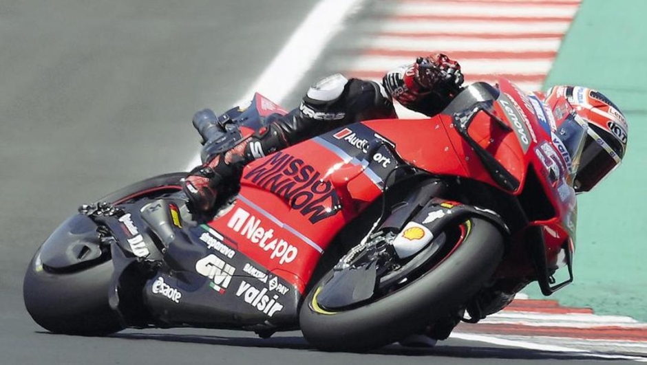 La Ducati in pista a Misano con Michele Pirro. Milagro