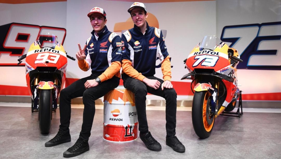 Da sinistra Marc Marquez, 27 anni, e il fratello Alex alla presentazione della Honda per la MotoGP 2020, lo scorso febbraio. Epa