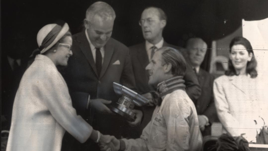 Grace Kelly, principessa di Monaco, premia Graham Hill per la vittoria nel GP Montecarlo di F.1 nel 1965. Ap