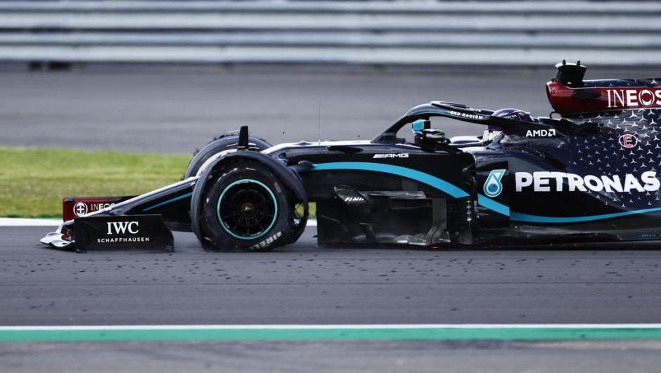 La Mercedes di Hamilton con una gomma a terra nell’ultimo giro. Getty