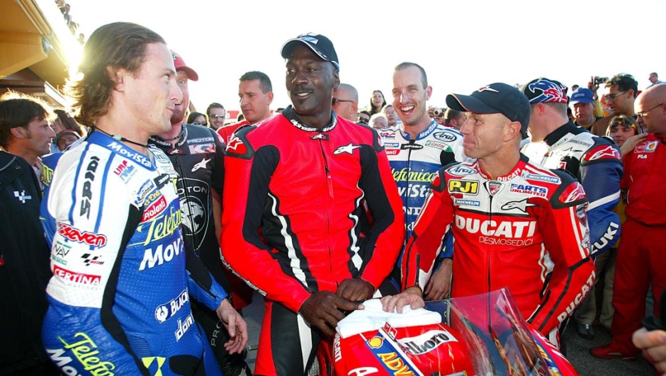 Michael Jordan su una Ducati assieme a Gibernau, Edwards e Mamola