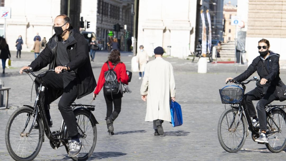 Persone in bicicletta a Roma. Ansa
