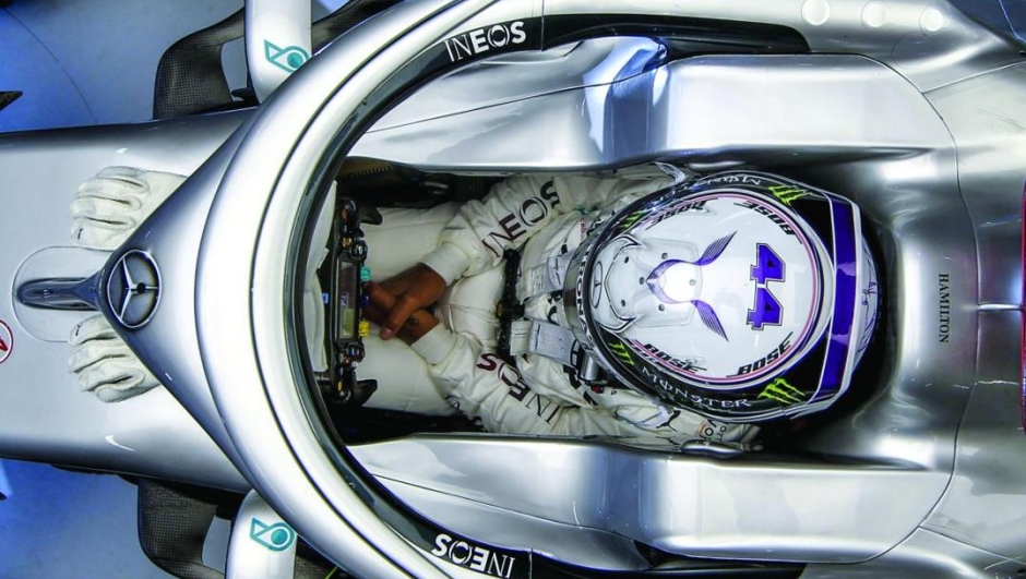 Lewis Hamilton, 35 anni, nell’abitacolo della Mercedes W11 che monta il Das (Dual Axis Steering -IPP)
