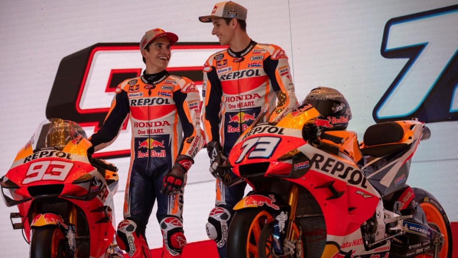 Marc (a sinistra) e Alex Marquez, piloti ufficiali Honda per la MotoGP. Afp