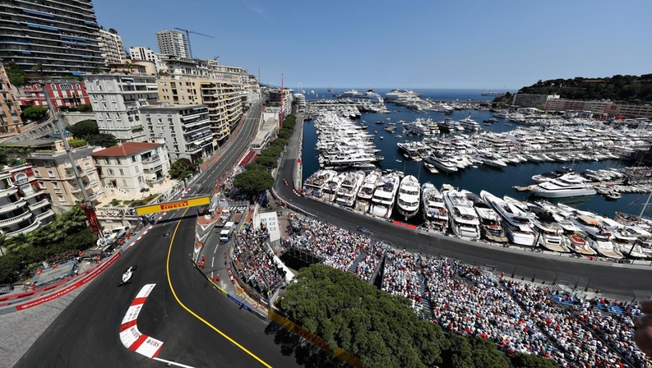 I tifosi e gli yacht ormeggiati nei giorni del GP a Monaco. Da souvenir e shopping arrivano 6,9 milioni, 2,6 dai trasporti, specie in elicottero. Getty Images