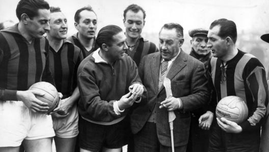 Derby Milan-Inter 1950 all’Arena di Milano... con i campioni del ciclismo: da sinistra Fausto Coppi milanista, l’arbitro Peppino Meazza, il guardalinee Costante Girardengo e Gino Bartali interista