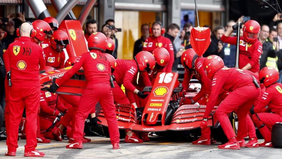 Meccanici della Ferrari al lavoro sull'auto di Leclerc. Ap
