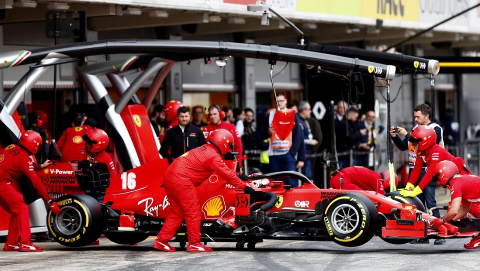 Meccanici al lavoro nei test di Barcellona sulla vettura di Leclerc. Ap