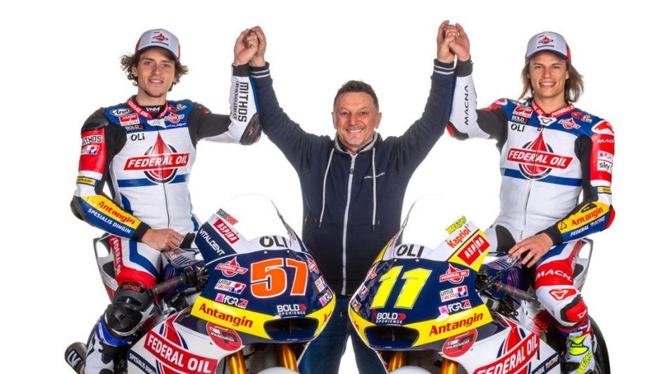 Fausto Gresini, 59 anni, tra i piloti di Moto2 Edgar Pons, 24, e Nicolò Bulega, 20. Milagro