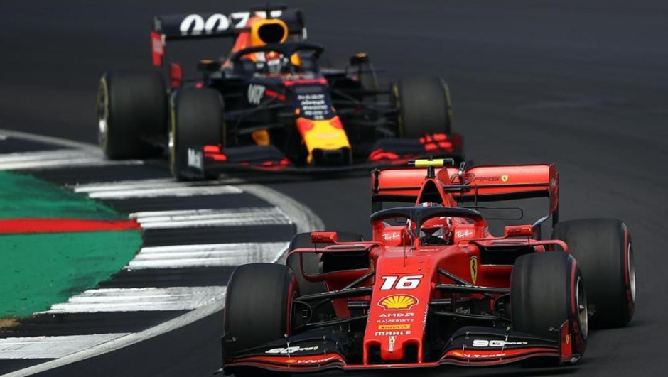 Charles Leclerc con la Ferrari e Max Verstappen con la Red Bull in duello a Silverstone nel 2019. Getty