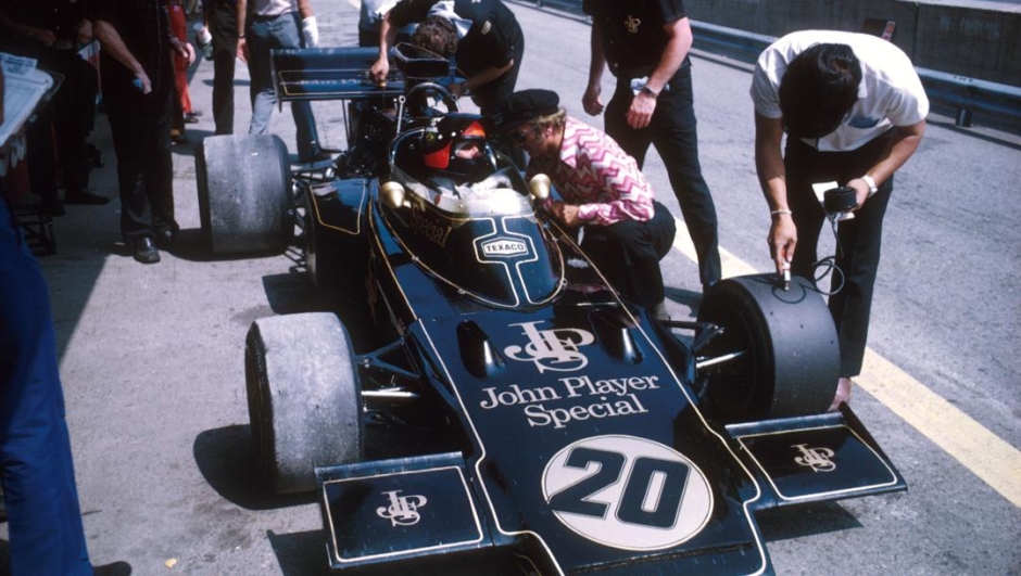 Colin Chapman accanto alla Lotus di Emerson Fittipaldi, 1972.
