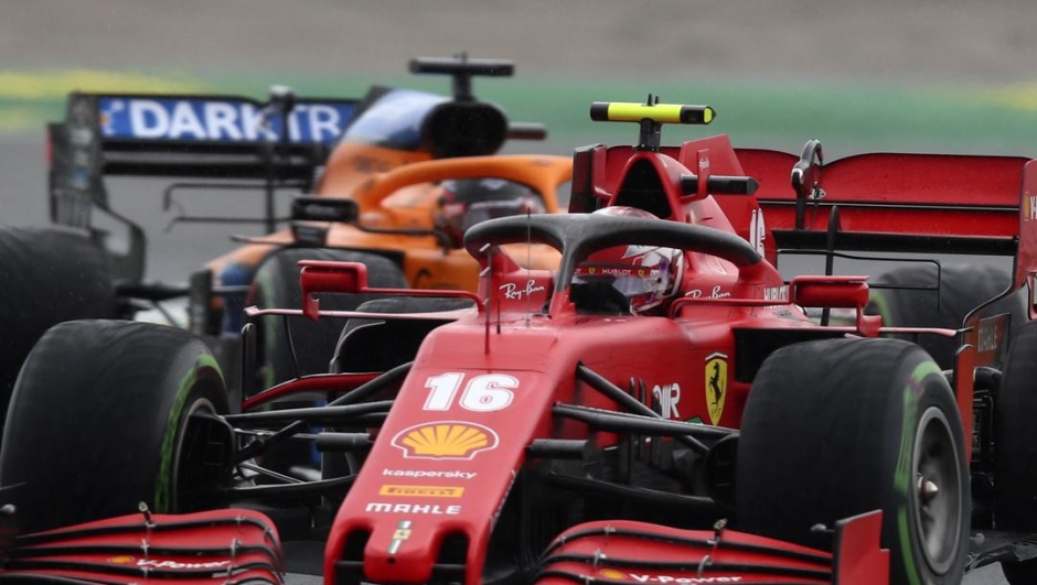 La Ferrari di Charles Leclerc davanti alla Mclaren del suo prossimo compagno di squadra Carlos Sainz (Ap)