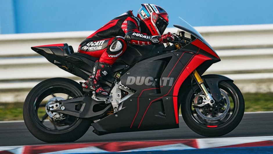 Michele Pirro in azione con la Ducati elettrica V21L