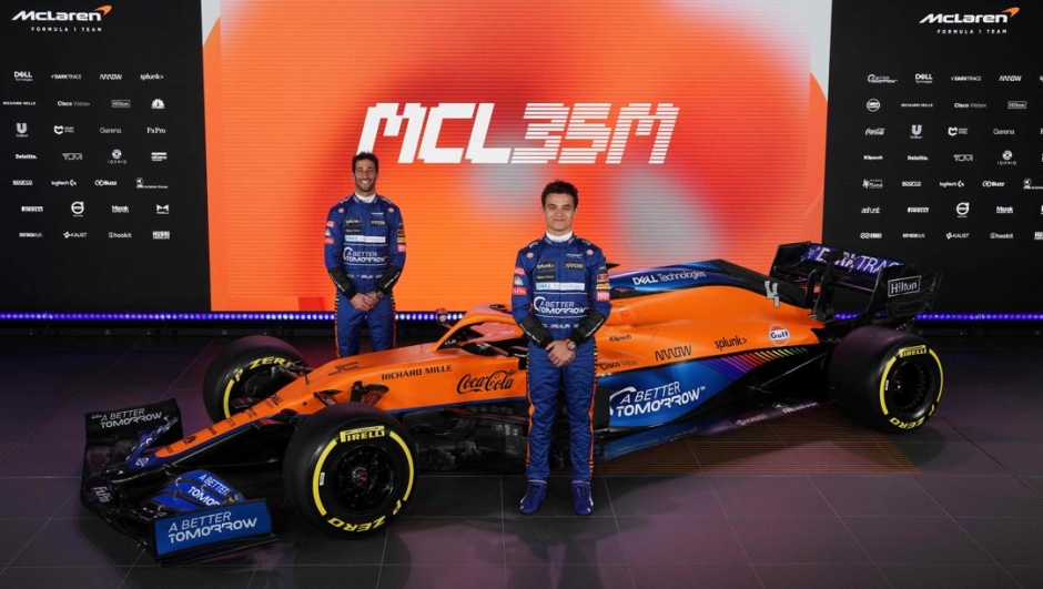 Daniel Ricciardo (a sin) e Lando Norris con la nuova McLaren MCL35M