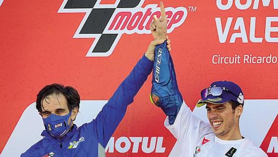 Davide Brivio (57 anni, sin.) con Joan Mir (23) dopo il titolo MotoGP vinto
