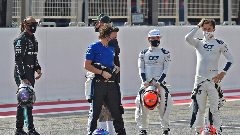 Da sinistra: Luis Hamilton, Fernando Alonso al centro, Yuki Tsunoda e a destra Sebastian Vettel
