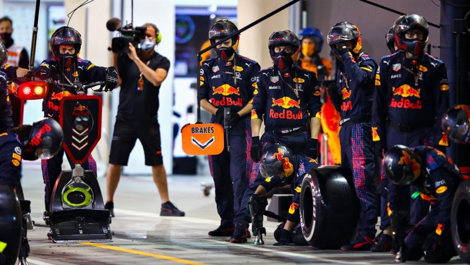 I meccanici Red Bull in attesa del pilota durante il GP Bahrain. Getty