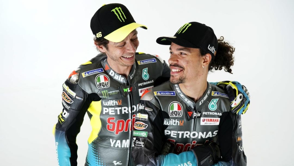 Valentino Rossi (42 anni) e Franco Morbidelli (26 anni) compagni di squadra in Petronas.