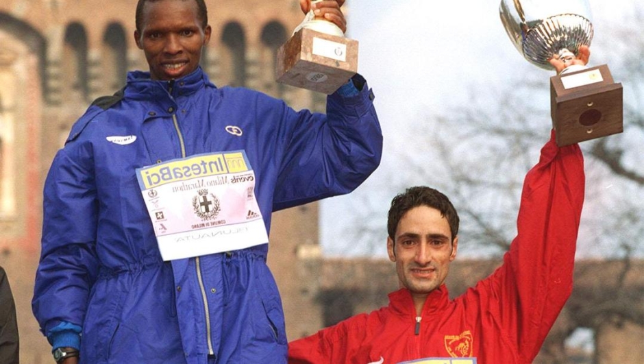 Milano Marathon 2001: al centro il vincitore John Sada Naya, a sinistra il kenyota Willy Cheruyot (secondo classificato) e l'italiano Ottavio Andriani, terzo classificato.
