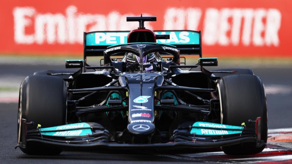 La Mercedes W12 di Lewis Hamilton in azione