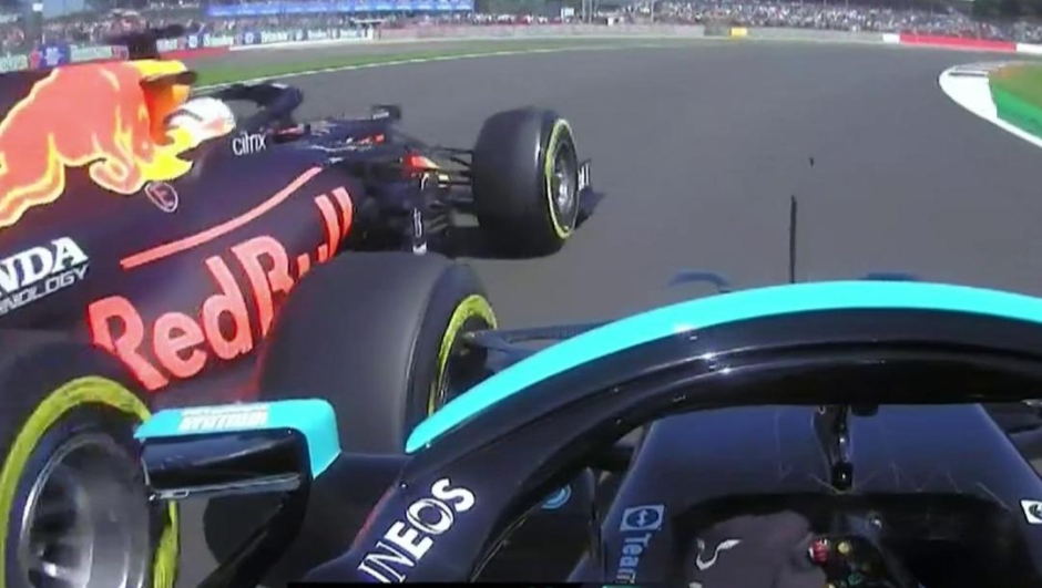 Il contatto tra Verstappen  e Hamilton al primo giro del GP di Gran Bretagna