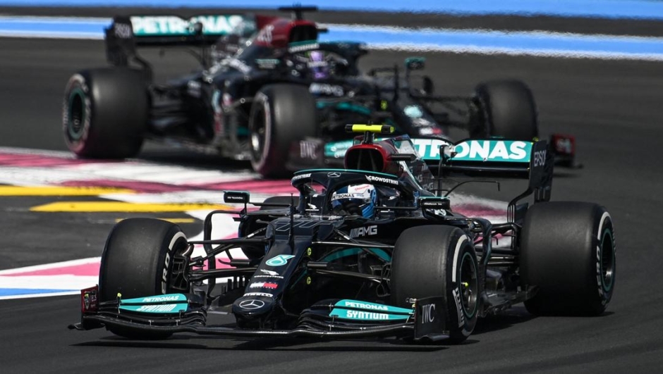 Valtteri Bottas e Lewis Hamilton al comando delle libere 1 in Francia. Afp