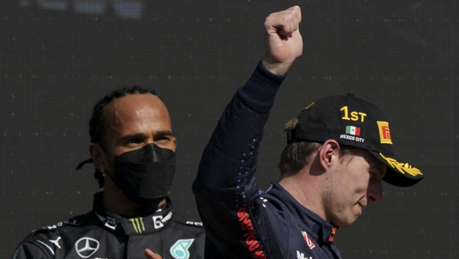 Lewis Hamilton e Max Verstappen. Ap