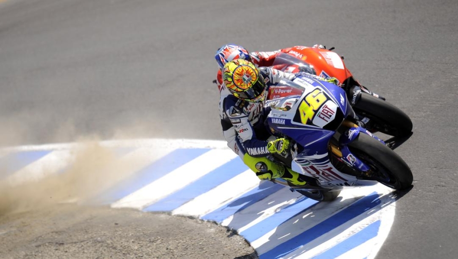 Lo storico sorpasso di Rossi su Stoner alla curva Cavatappi del circuito di Laguna Seca  nel 2008