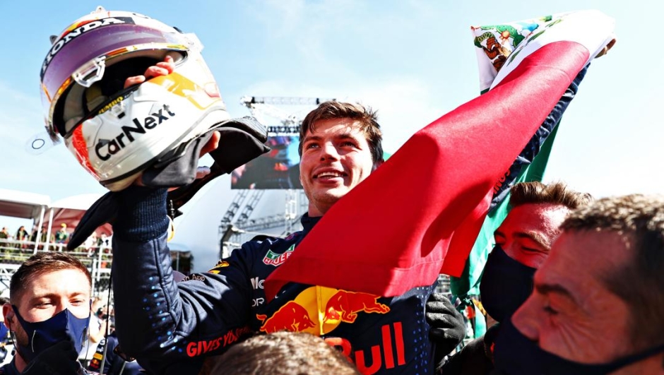 La gioia di Max Verstappen dopo la vittoria in Messico. Getty