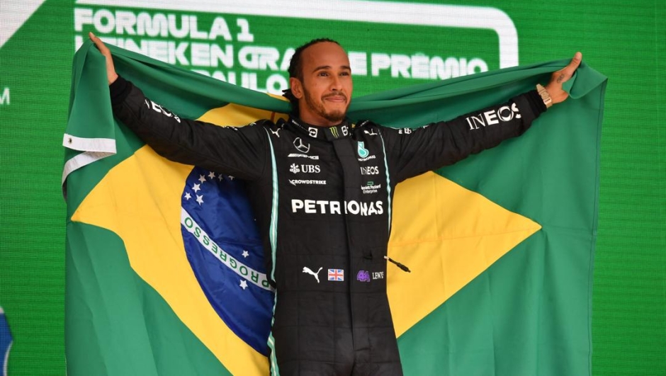 Lewis Hamilton esulta con la bandiera brasiliana