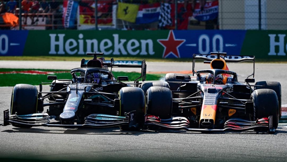 La Mercedes di Hamilton (a sin.) e la Red Bull di Verstappen agganciate