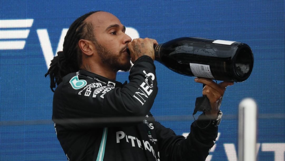 Lewis Hamilton, 36 anni, alla sua centesima bottiglia sul gradino più alto del podio. Lapresse