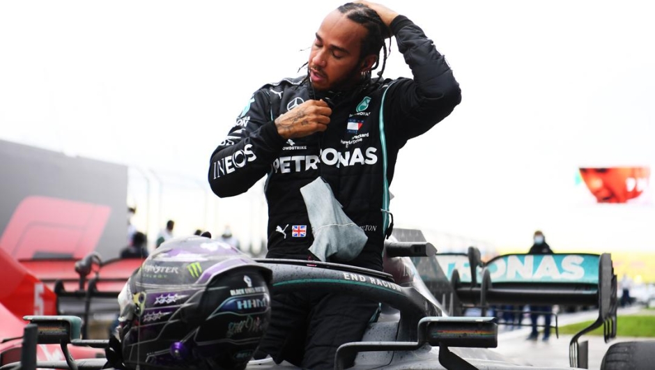 Lewis Hamiltono dopo la vittoria nel GP di Turchia del 2020. Getty