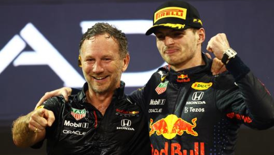 Christian Horner, 48 anni, e Max Verstappen, 24, sul podio di Abu Dhabi 2021. Getty