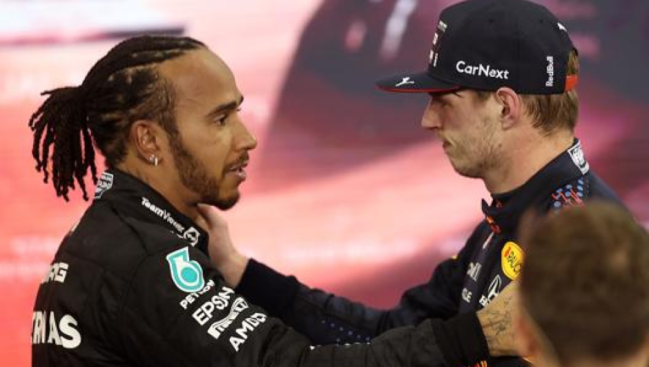 Lewis Hamilton  e  Max Verstappen al termine del GP di Abu Dhabi